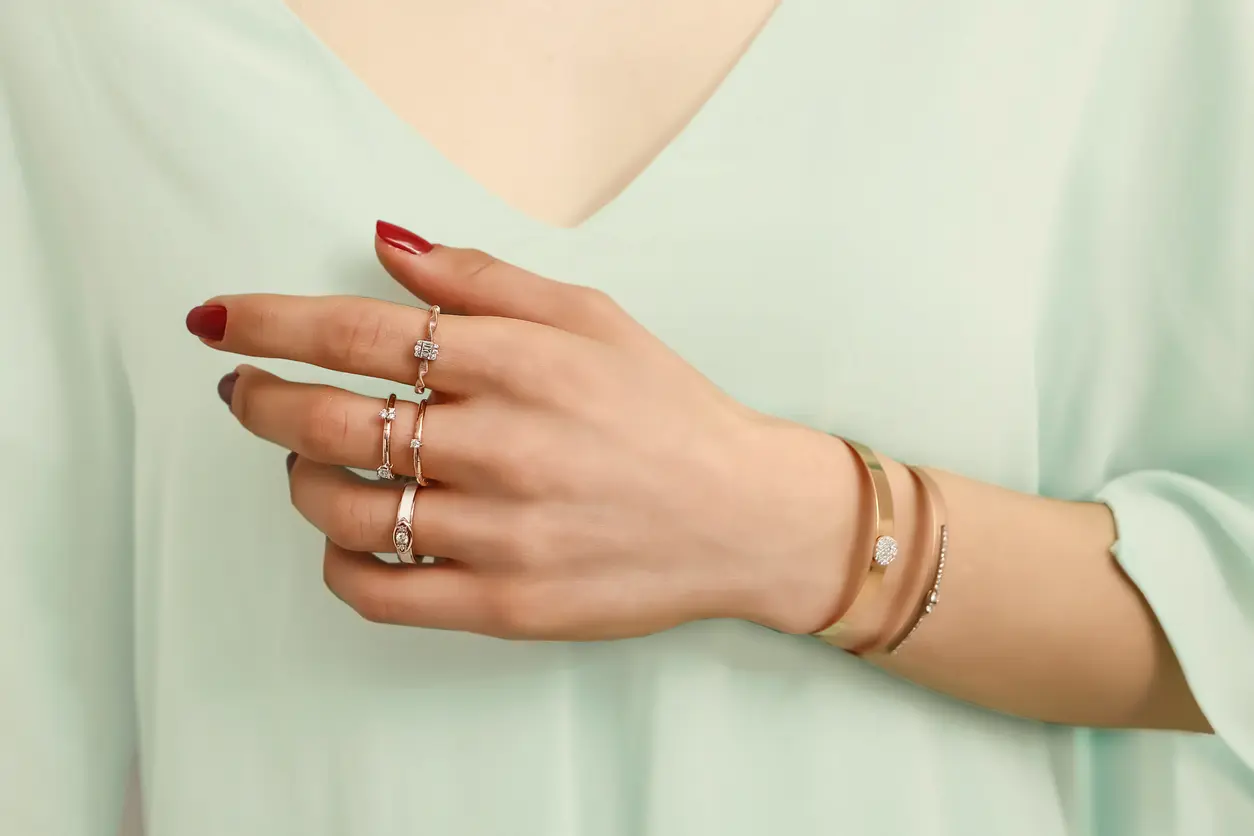 Guía práctica: Mezcla oro y plata en looks diarios