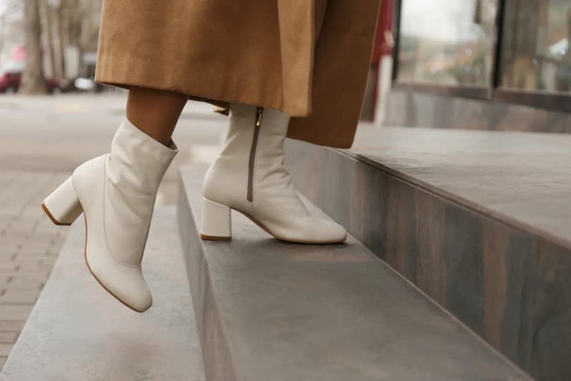 7 looks completos con botas blancas para renovar tu armario