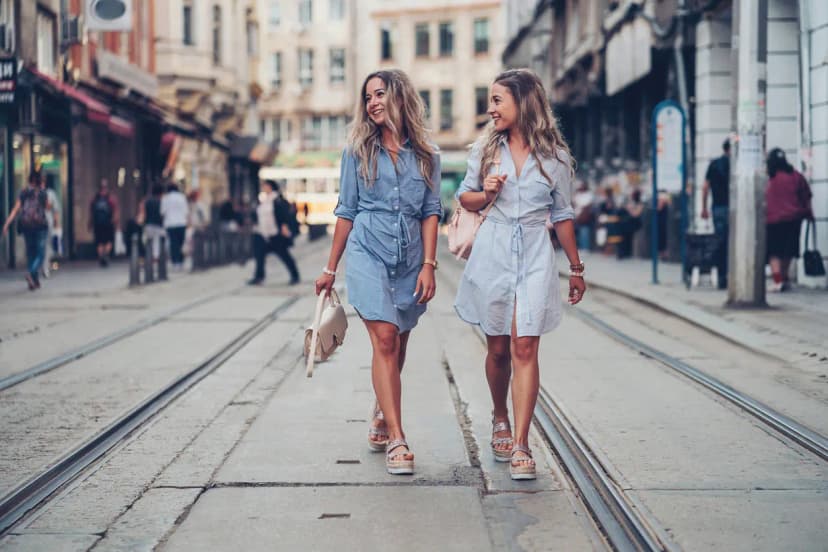 Outfits con sandalias de plataforma: Del día a la noche