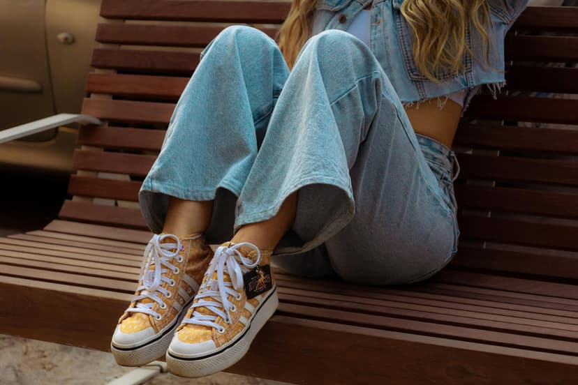 Looks con tenis para mujeres activas y a la moda