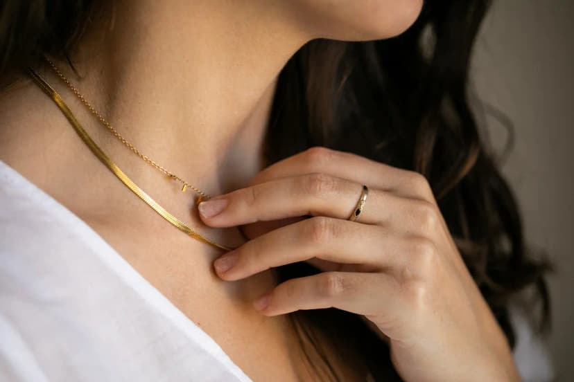Cómo limpiar cadenas de oro y mantener su brillo