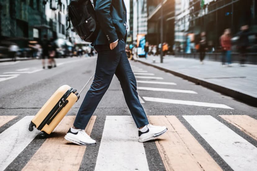 Cómo combinar un traje con tenis blancos: guía definitiva